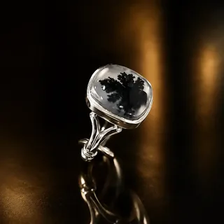 تصویر ۲ از انگشتر نقره عقیق شجر طبیعی طرح درخت کاج با رکاب صفوی دست‌ساز